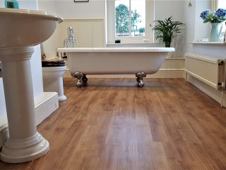 Karndean Knight Tile LVT (Victorian Oak KP91) LVT Bathroom
